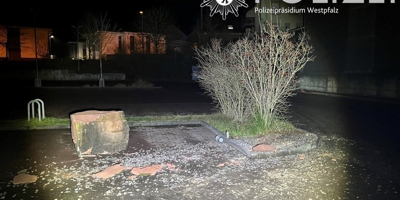 POL-PDKL: Unfallverursacher beschädigt Parkplatzanlage und flüchtet - Foto: presseportal.de