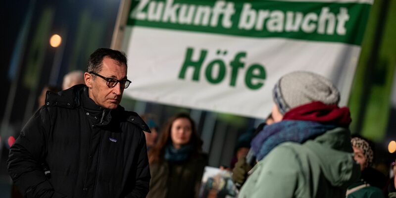 Bundeslandwirtschaftsminister Cem Özdemir hört sich an, was Aktivisten bei der Grünen Woche fordern.  - Foto: Fabian Sommer/dpa