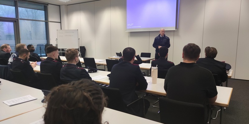 FW Celle: 24 neue Feuerwehrleute starten ihre Grundlagenausbildung bei der Feuerwehr Celle. - Foto: presseportal.de