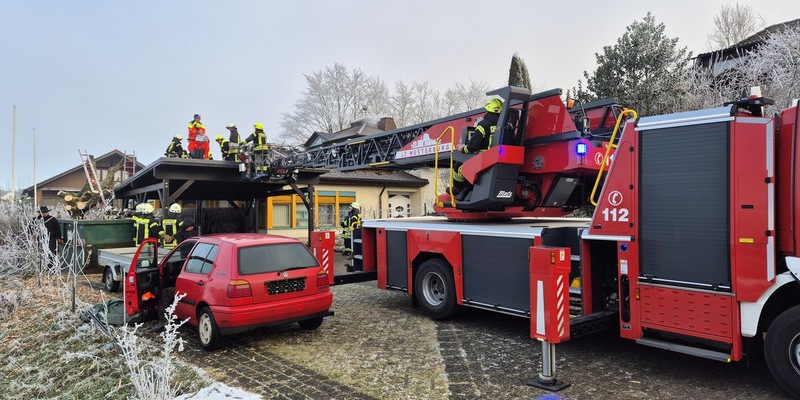 FW VG Westerburg: Bei Baumfällarbeiten verletzt - Feuerwehr rettet Mann von Carportdach - Foto: presseportal.de