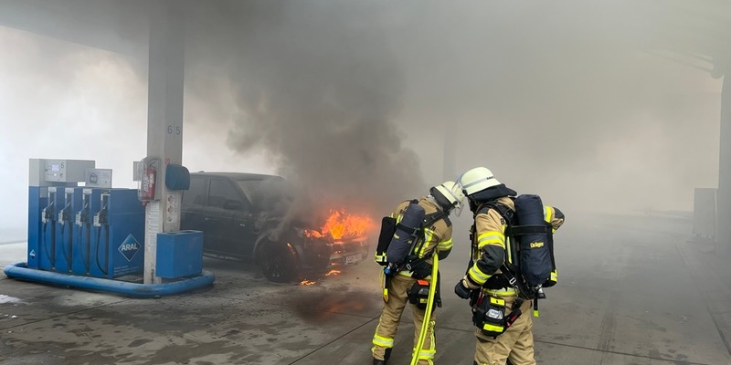 FW Bremerhaven: PKW-Brand an einer Tankstelle - Foto: presseportal.de