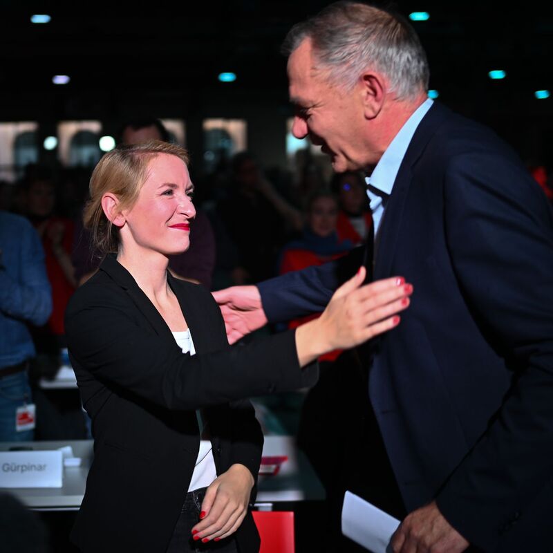 Mehr als 450 Delegierte kamen zum Linken-Parteitag nach Berlin. - Foto: Sebastian Christoph Gollnow/dpa