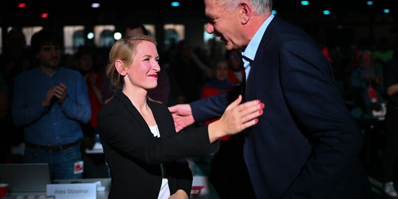 Mehr als 450 Delegierte kamen zum Linken-Parteitag nach Berlin. - Foto: Sebastian Christoph Gollnow/dpa