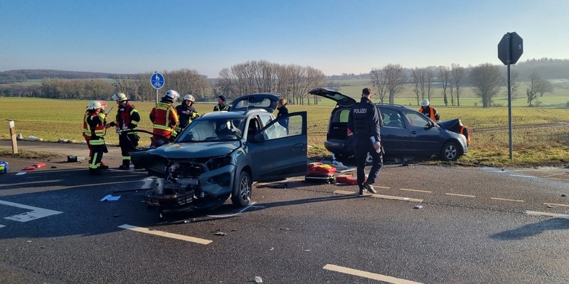 FW Düren: Schwerer Verkehrsunfall auf der K29: Erfolgreiche interkommunale Zusammenarbeit der Feuerwehren Düren, Hürtgenwald und Kreuzau - Foto: presseportal.de