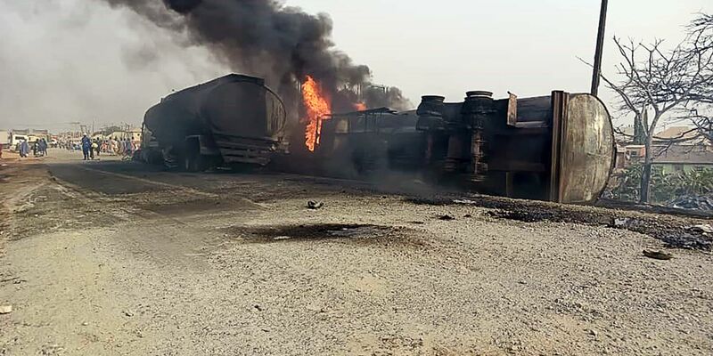 Der Fahrer des Lkws hat auf einer Schnellstraße die Kontrolle über das Fahrzeug verloren. - Foto: -/Nationale Katastrophenschutzbehörde/dpa