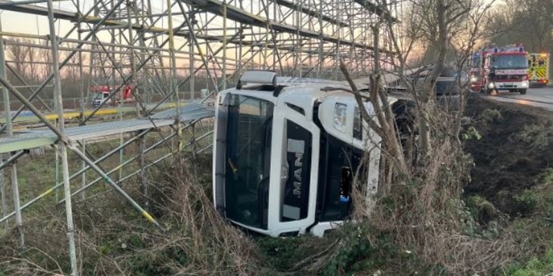 POL-NE: Schwierige LKW-Bergung nach Verkehrsunfall - Foto: presseportal.de