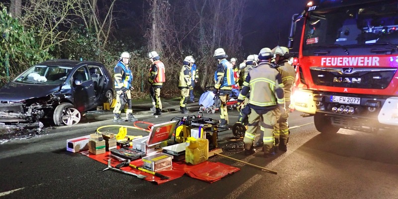 FW-E: Schwerer Verkehrsunfall - eine Person im Fahrzeug eingeschlossen - Foto: presseportal.de