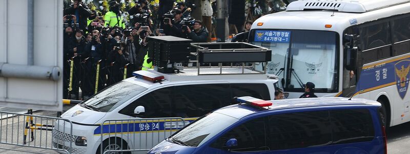 Yoon Suk Yeol wurde in einem blauen Van zur Anhörung in das Gericht gebracht.  - Foto: -/Yonhap/dpa