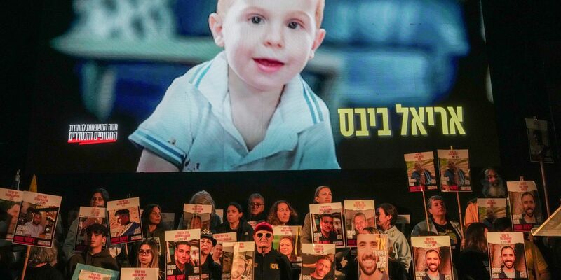 Zehntausende Menschen demonstrierten in Tel Aviv gegen die von der israelischen Regierung geplante Ausweitung des Gaza-Kriegs. - Foto: Ohad Zwigenberg/AP/dpa