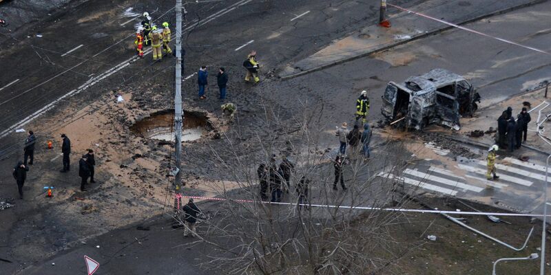 Ein Krater ist am Samstag auf einer Straße in Kiew zu sehen. Allein in der vergangenen Woche zählte die Ukraine mehr als 1.000 verschiedene Luftangriffe. - Foto: Aleksandr Gusev/SOPA Images via ZUMA Press Wire/dpa