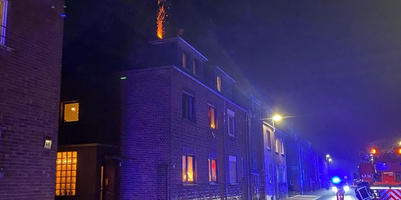 FW-NE: Kaminbrand erfordert Eingreifen der Feuerwehr | Aufwändige Löschmaßnahmen erforderlich - Foto: presseportal.de