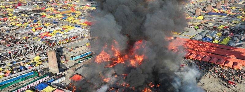 Die Flammen sollen Berichten zufolge mehrere Zelte erfasst haben. - Foto: Rajesh Kumar Singh/AP/dpa