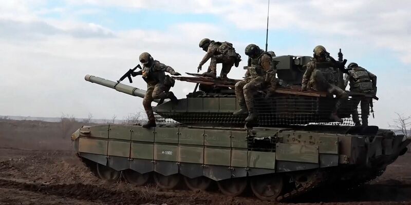 Russische Soldaten in der Ukraine. Der ukrainische Militärexperte Olexander Kowalenko warnt vor den seiner Meinung nach bestehende Gefahren einer Waffenruhe. (Archivbild)  - Foto: Uncredited/Russian Defense Ministry Press Service/AP/dpa