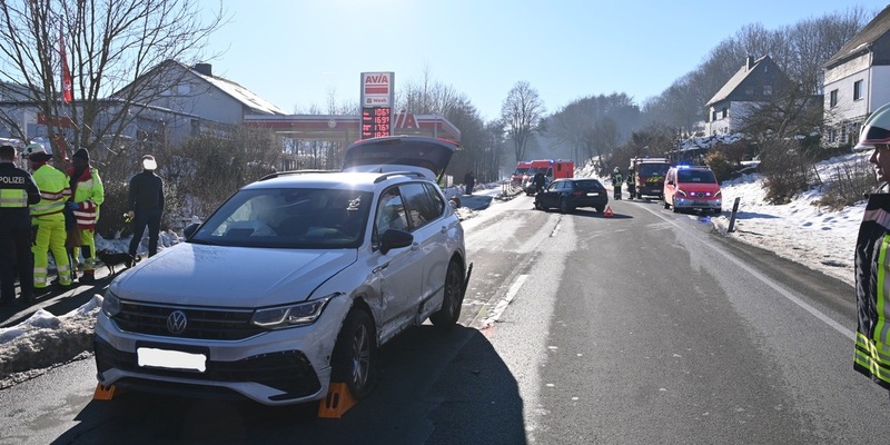 FF Olsberg: Großeinsatz von Feuerwehr und Rettungsdienst bei Unfall in Olsberg-Assinghausen - Foto: presseportal.de