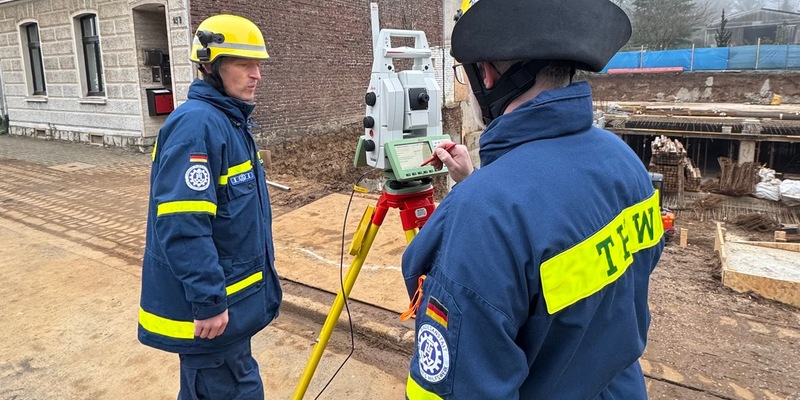 FW-GL: Räumung eines einsturzgefährdeten Hauses an der Odenthaler Straße in der Stadtmitte von Bergisch Gladbach - Foto: presseportal.de