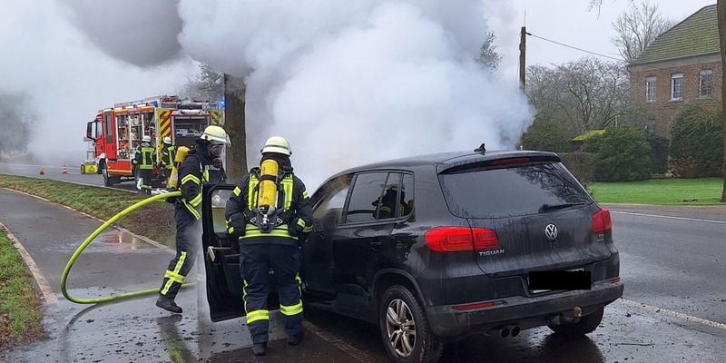 FW Sonsbeck: PKW-Brand auf der Weseler Straße - Foto: presseportal.de