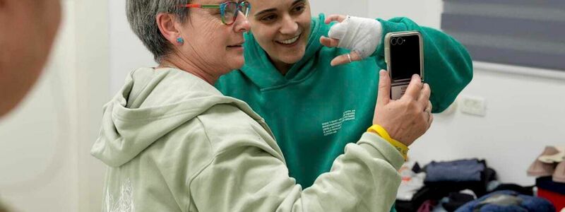 Emily Damari (r) ist nach mehr als 15 Monaten in der Geiselhaft der islamistischen Hamas im Gazastreifen freigelassen worden. - Foto: -/Israeli Army/AP/dpa