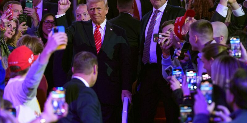 Donald Trump verspricht großangelegte Begnadigungen für Täter von der Kapitol-Attacke vom 6. Januar 2021. - Foto: Evan Vucci/AP/dpa