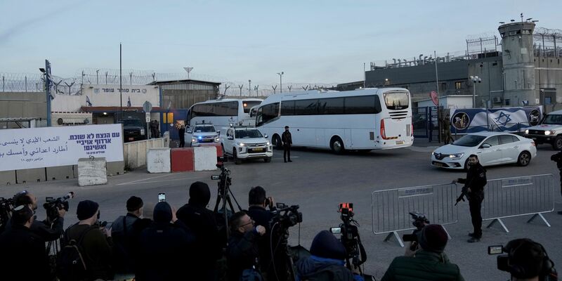 Israel hat die ersten palästinensischen Häftlinge im Austausch gegen israelische Geiseln freigelassen. - Foto: Mahmoud Illean/AP/dpa