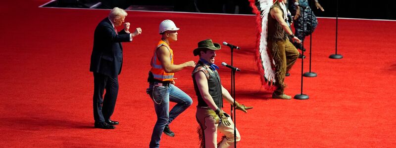 Am Tag vor seiner Vereidigung steht Trump mit den Village People auf der Bühne. - Foto: Alex Brandon/AP/dpa