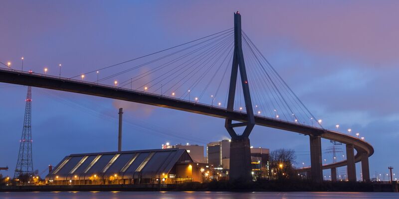Am Montagmorgen kam es auf der Elbe in Hamburg zu einem Unfall. (Archivfoto) - Foto: Daniel Bockwoldt/dpa