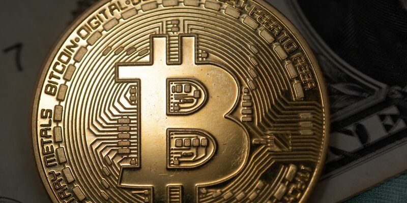 Der Bitcoin hat seit seinem Allzeithoch zum Amtsantritt von US-Präsident Donald Trump rund 28 Prozent an Wert in US-Dollar verloren. - Foto: Fernando Gutierrez-Juarez/dpa