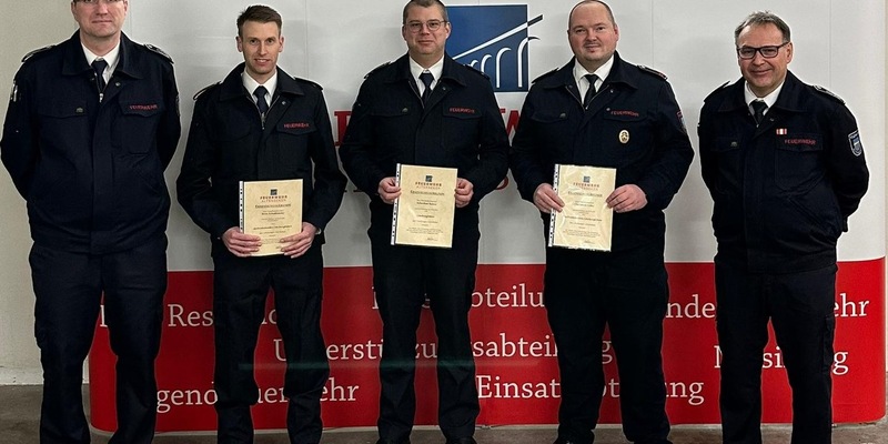 FW-PB: Führungswechsel beim Löschzug Altenbeken: Neue Leitung bringt 55 Jahre Erfahrung mit - Foto: presseportal.de