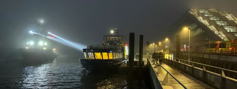 Bei einem Schiffsunfall auf der Elbe ist ersten Erkenntnissen zufolge auch ein Mensch lebensgefährlich verletzt worden. - Foto: Jonas Walzberg/dpa