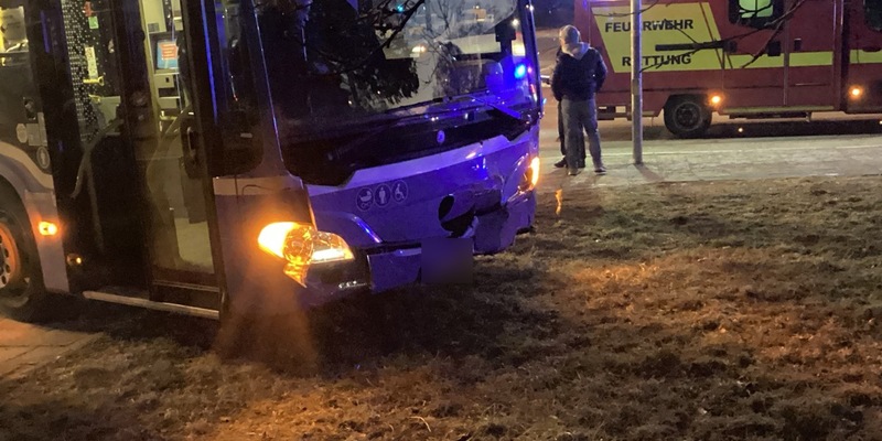 FW-M: Pkw und Gelenkbus kollidieren (Obersendling) - Foto: presseportal.de