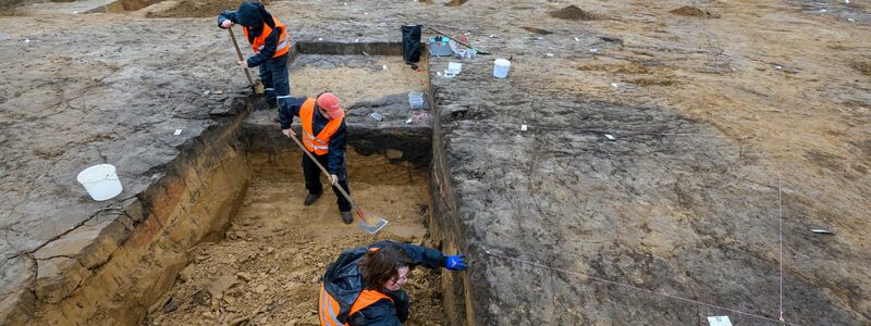 Forscher erklären Vergangenheit: Archäologen graben bei Döbeln-Gärtitz eine frühbonzezeitliche Siedlung aus. (Archivbild) - Foto: Hendrik Schmidt/dpa