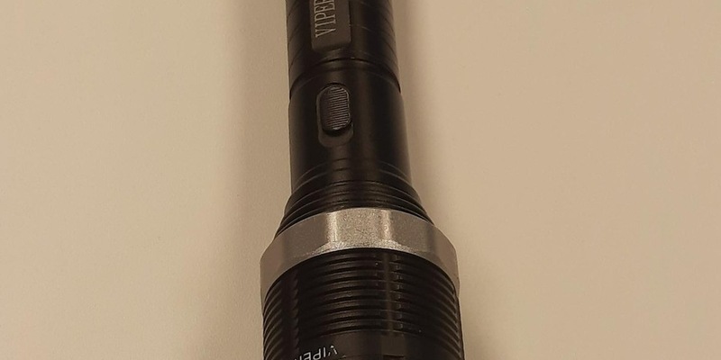 BPOL-HB: Bundespolizist stellt als Taschenlampe getarnten Elektroschocker sicher - Foto: presseportal.de