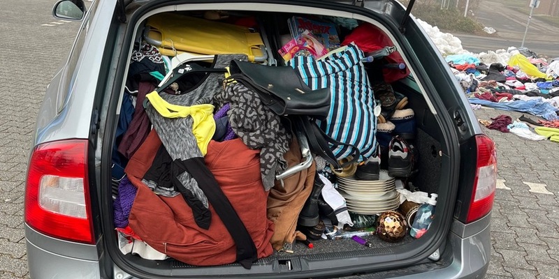 POL-EU: Vom Altkleidercontainer auf den Flohmarkt: Polizei stoppt ungewöhnliche Verkaufspläne - Foto: presseportal.de