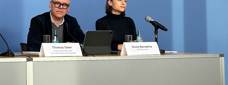 Anwältin Guilia Borsalino (r.) bei der Pressekonferenz.  - Foto: Marion van der Kraats/dpa