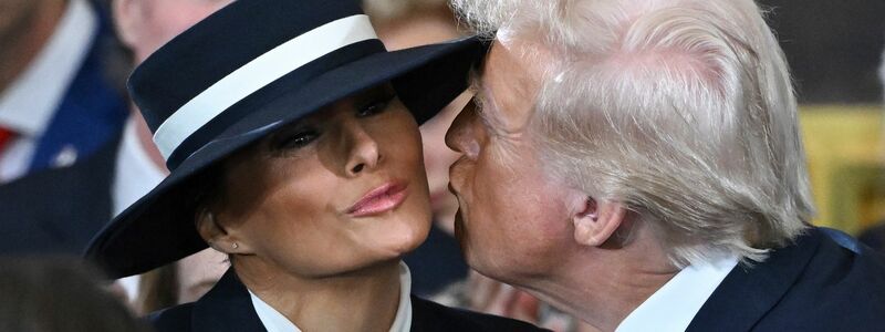 Kurz vor der Amtseinführung Trumps: Der Hut von Melania Trump erschwert ihrem Ehemann Donald einen Kuss auf die Wange. - Foto: Saul Loeb/POOL AFP/AP/dpa