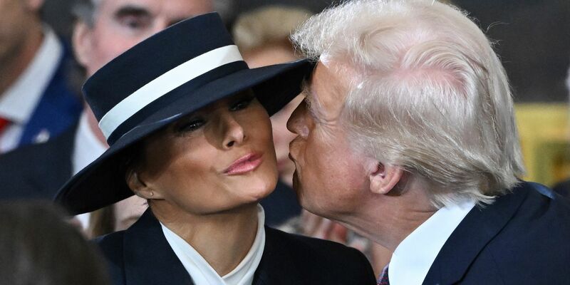 War die Hutkrempe schuld? Es blieb beim Luftkuss zwischen Donald Trump und seiner Frau Melania.  - Foto: Saul Loeb/POOL AFP/AP/dpa