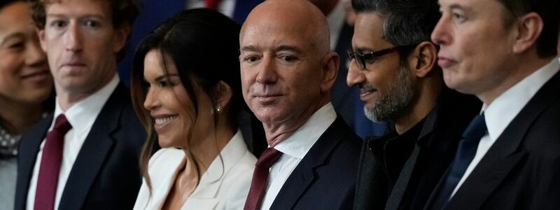 Unter den Gästen bei Trumps Amtseinführung: Mark Zuckerberg (l-r), Lauren Sanchez und ihr Partner Jeff Bezos, Sundar Pichai und Elon Musk. - Foto: Julia Demaree Nikhinson/AP Pool/AP/dpa