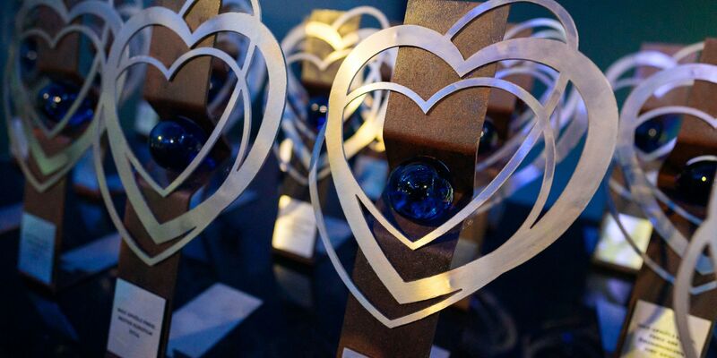 Die Trophäen stehen bereit: 57 Beiträge bewerben sich beim 46. Filmfestival Max Ophüls Preis um die begehrten Auszeichnungen und Preisgelder. - Foto: Oliver Dietze/dpa