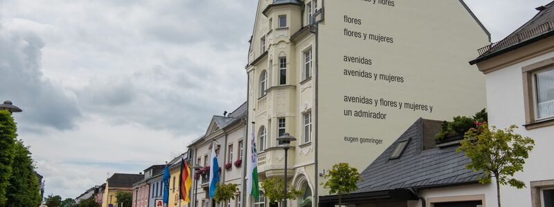 Eugen Gomringers Gedicht «avenidas» ist an einer Rehauser Hausfassade zu lesen. (Archivbild) - Foto: Nicolas Armer/dpa