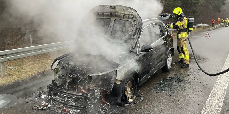 FW Alpen: Einheiten aus Alpen und Veen bekämpfen Pkw Brand auf der A57 - Foto: presseportal.de