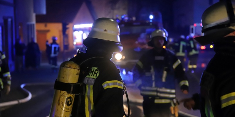 FW LK Neunkirchen: Wohnhausbrand in Wiebelskirchen - Feuerwehr rettet Menschen mit Sprungpolster und Drehleiter - Foto: presseportal.de