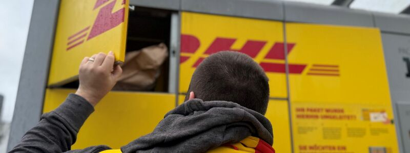 Ein typischer DHL-Paketautomat, der gerade von einem Paketboten befüllt wird. (Archivbild) - Foto: Wolf von Dewitz/dpa-Zentralbild/dpa