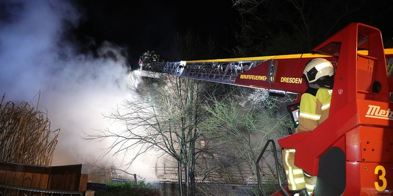 FW Dresden: Brand einer Scheune in der Karpatenstraße - Übergreifen auf Wohnhaus wurde verhindert - Foto: presseportal.de