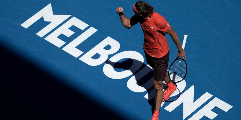Jannik Sinner (l) baute Alexander Zverev auf - Foto: Ng Han Guan/AP/dpa