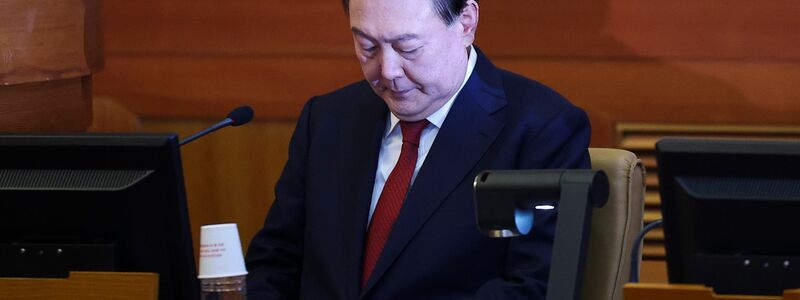 Der suspendierte südkoreanische Präsident Yoon Suk Yeol trifft zu seinem Amtsenthebungsverfahren vor dem Verfassungsgericht ein. - Foto: Kim Hong-Ji/Pool Reuters/AP/dpa