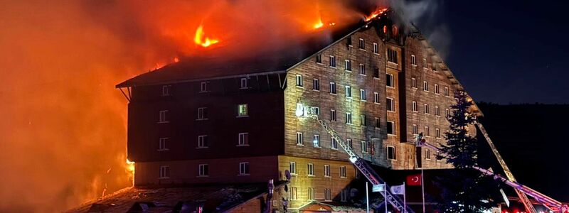 Der Brand in dem Hotel brach in der Nacht aus. (Foto aktuell) - Foto: IHA/AP/dpa