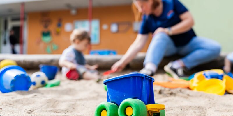 Nur der Anteil der Kinder, die weniger als 25 Stunden pro Woche in der Kita sind, sank. (Archivfoto) - Foto: Christoph Soeder/dpa