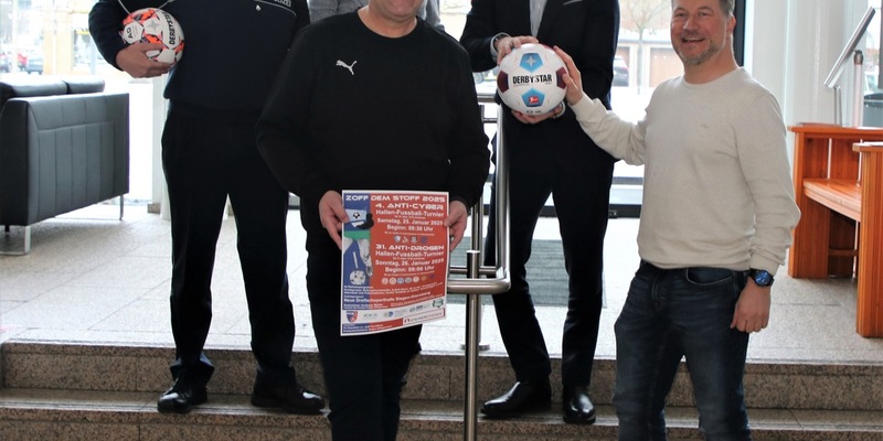 POL-SI: Zoff dem Stoff, Anti-Cyber und Vieles mehr - hochkarätiger Fußballsport und ein vielseitiges Rahmenprogramm rund um Prävention am kommenden Wochenende -#polsiwi - Foto: presseportal.de
