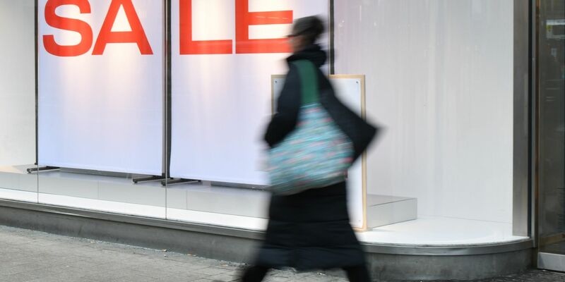 Kunden können sich im Winterschlussverkauf auf Angebote freuen.  - Foto: Ella Wenzel/dpa