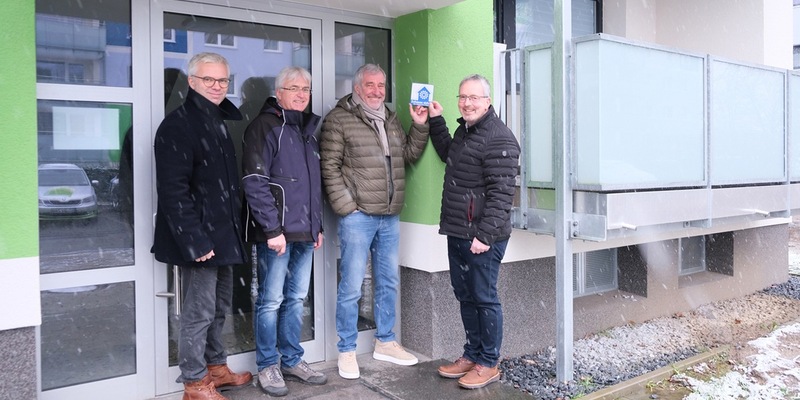 POL-GT: Einbrechern wird es schwer gemacht - Polizei übergibt weitere Plaketten Zuhause sicher an den Bauverein Gütersloh - Foto: presseportal.de