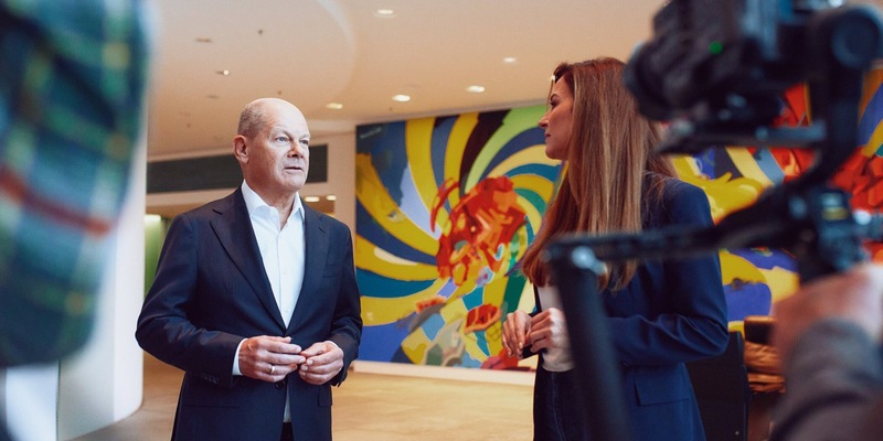 Olaf Scholz Katrin Bauerfeind Olaf Scholz. Countdown im Kanzleramt - Foto: Joyn/Christoph Köstlin, presseportal.de